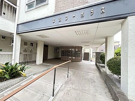 落ち着いた外観デザインと、どこか懐かしいレトロモダンな空気感があります。