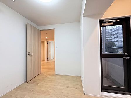 住まう方でカスタマイズしていただけるシンプルなデザインの内装。ご自身で素敵な空間を創り上げられます。