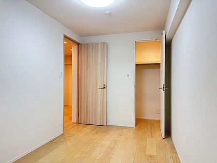家具の配置のし易い室内です。趣味の部屋としても充分な広さを確保しております。