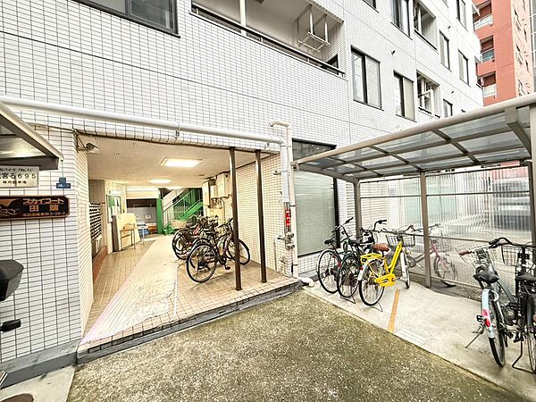 落ち着いた雰囲気のエントランスがございます。