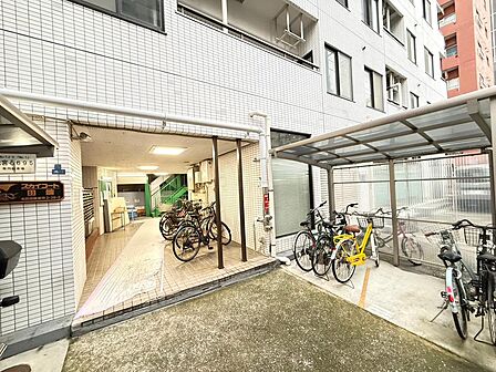 落ち着いた雰囲気のエントランスがございます。
