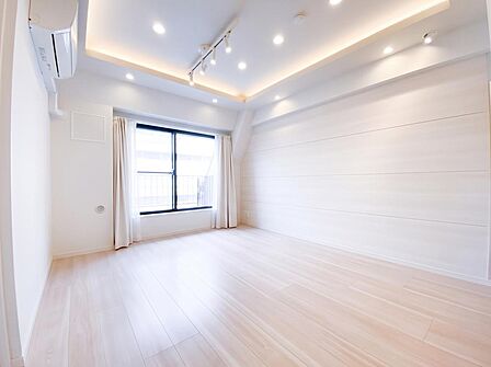 最上階を吹き抜ける東からの朝光が、澄んだ朝の目覚めを告げる。ダウンライトの温もりに包まれる夕暮れまで、家族の柔らかな笑顔と風が満ちる特等席。(CG加工により家財を消去しています。)