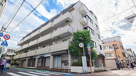 駅徒歩3分の利便性と、武蔵野の風情を残す浜田山の静寂が響き合う地。青空に映える端正なフォルムが、帰るたびに深呼吸したくなる凛とした迎賓を叶えます。