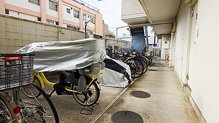 駅近の利便性に加え、自転車で広がるアクティブな日常。近隣の緑豊かな公園やカフェへも気軽にアクセスでき、週末の気ままな散策をぐっと身近にしてくれます。