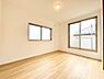 子供部屋：風の通り道。舞い込んでくる風が優しく躍り、室内に爽やかな空気を運んでくる。そこに季節の息吹を感じて、いまがどんな季節なのかを実感する。