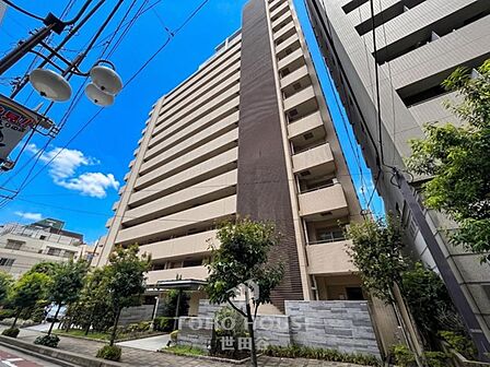 閑静な住宅街に堂々登場。ナチュラルで飽きの来ないデザインは流行に左右されない家の形です。内装も木目が柔らかく温かみのある空間を演出しています。是非一度実際に足をお運びくださいませ。お待ちしております。