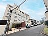 外観：駐車場や駐輪場も完備（空き状況はお問合せください）