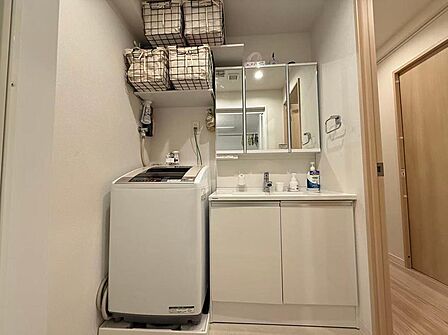 3面鏡にもなる洗面台は収納豊富ですっきり収納できますね。