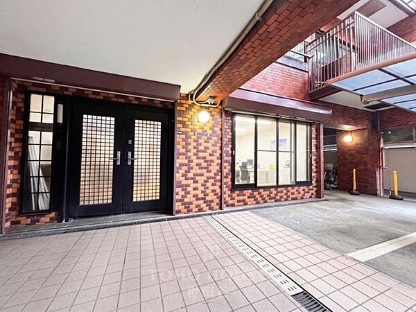 家族をあたたかく迎え入れてくれるエントランス。自分の家に帰ってきたときの安心感、お子様にとっての「実家」としての安心感…末永く時を刻む邸宅…フィーリングを確かめてみてください。