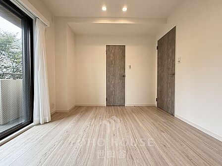 5階部分・南向き。リノベーション物件です。家具付きマンション・エアコン1台付。是非お気軽にお問い合わせください。