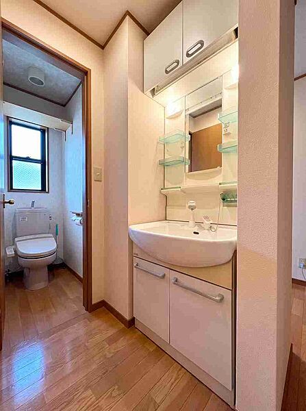 2004年築・注文住宅です。収納豊富・オール電化・駐車スペース付・是非お気軽にお問い合わせください