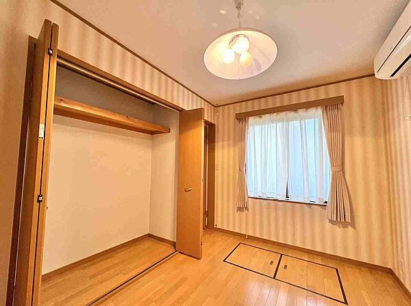 2004年築・注文住宅です。収納豊富・オール電化・駐車スペース付・是非お気軽にお問い合わせください