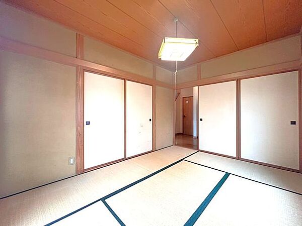 リビングをつなげて使えば開放的な空間が広がります♪和室の扉を閉じれば、急な来客時もすぐに目隠し可能！
