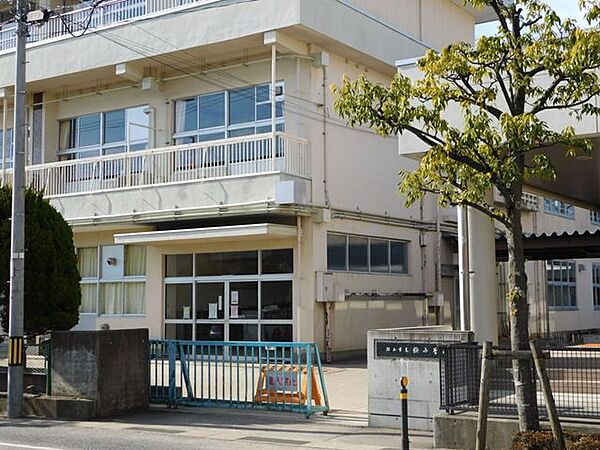 郡山市立桜小学校 464m