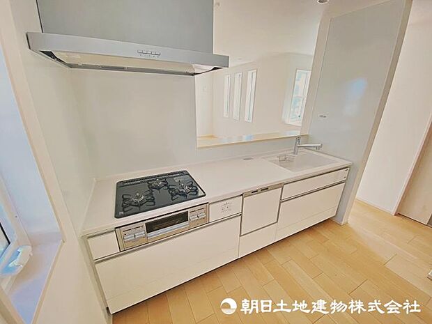 奥様に嬉しい「食洗機付」対面キッチン仕様！採光窓の有る明るく快適な空間です！