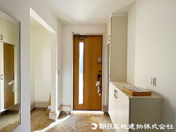 広い玄関はお家に高級感と開放感を演出します。お家の顔となる清潔感ある玄関です
