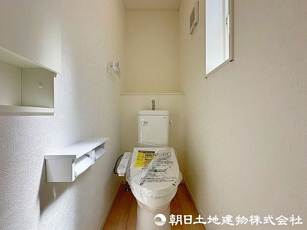 2階にシャワートイレをご用意！フローリング張りの明るく快適な空間です！