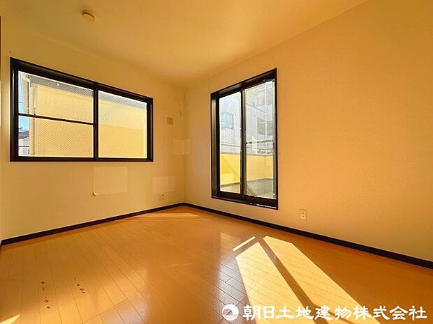 窓から差し込む暖かな陽光のある洋室！大き目のベッド配置可能で主寝室におすすめ！