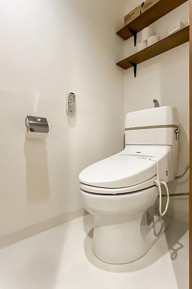 快適な使用感が人気の温水洗浄脱臭暖房機能を搭載。しかも汚れがつきにくく落ちやすい、洗浄力に優れた洗浄機能付トイレ！