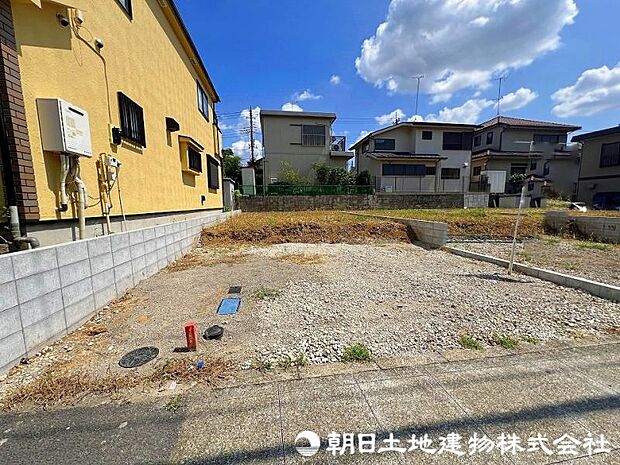 周辺は高い建物が建っていないので、採光や開放性に恵まれ、空が広く緑の多い閑静な趣を感じる環境です。