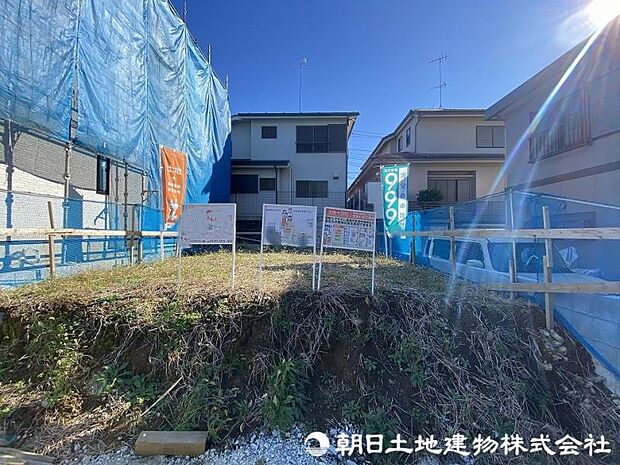 一戸建ての多いエリア、静かで落ち着いた雰囲気。シンプルで美しいフォルム空気までクリーンになるような佇まい。