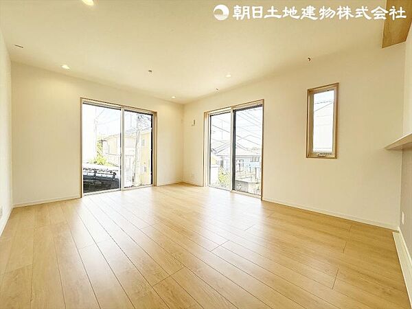 オープンでのびやかな空間を生み出す、こだわりの広がりとゆとり。家族と過ごす時間を大切にしたい方にぴったりの明るくゆとりある住空間です。南側の窓からの日差しがリビングの隅々までしっかりと届きます！