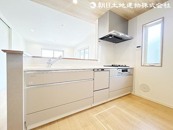 オープンでのびやかな空間を生み出す、こだわりの広がりとゆとり。家族と過ごす時間を大切にしたい方にぴったりの明るくゆとりある住空間です。南側の窓からの日差しがリビングの隅々までしっかりと届きます！