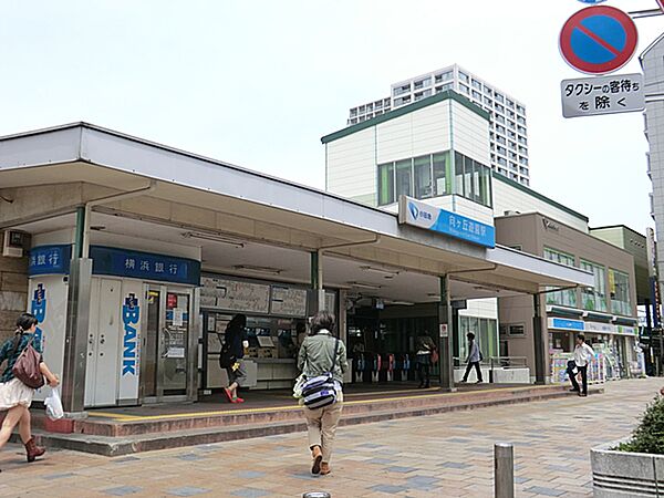 向ヶ丘遊園駅まで約1800ｍ！小田急線の急行停車駅です。駅周辺は飲食店が集まり、平日・休日ともにぎわいがあります。駅から少し離れると、生田緑地など緑豊かな環境も広がっています。