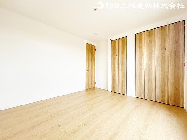 窓から差し込む暖かな陽光のある帖の洋室！大き目のベッド配置可能で主寝室におすすめ！