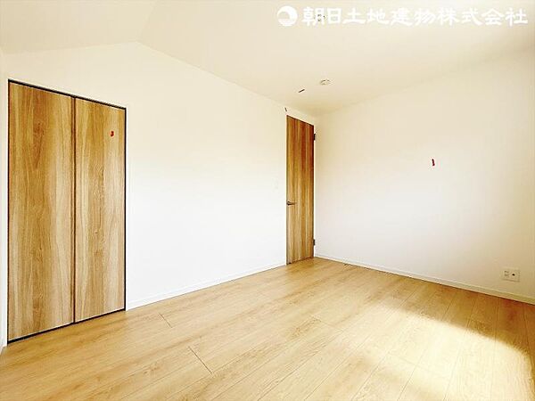 光が沢山取り込める大きな窓。2面採光なので、日差しを長時間受ける事が出来る暖かいお部屋です。もちろんペアガラスなので、遮音性にも優れ、結露も発生しにくい構造。サッシ周りのカビが発生しにくくなりますね。