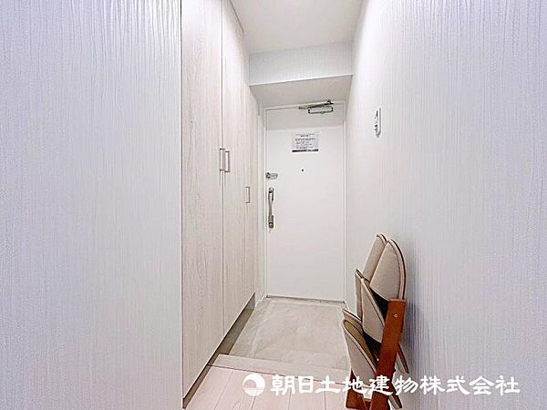 居住者の帰り、訪れる方を優しく迎え、やすらぎに満ちた生活空間を予感させる。健やかな暮らしを楽しめそう。