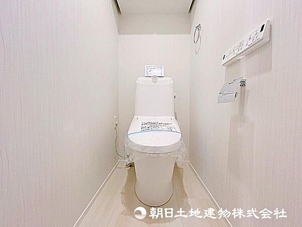 快適な使用感が人気の温水洗浄脱臭暖房機能を搭載。しかも汚れがつきにくく落ちやすい