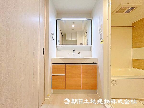 洗面化粧台の鏡は、メイクや髭剃りに便利な三面鏡タイプ。開いて合わせ鏡としても使用できます。