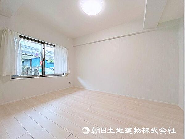 約6帖の居室は、大きめの窓から明るい光を取り込め、主寝室としてご利用いただけます！