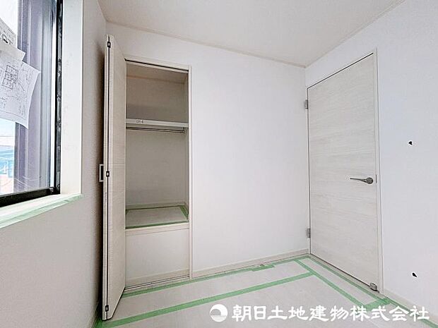 床上げ収納になっています。小物や季節物の収納に便利です!