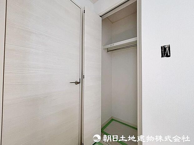 奥行きのある収納になっています。お部屋をすっきりさせられます。