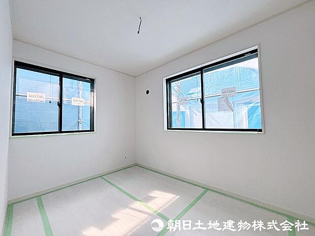 光が取り込みやすい2面採光の居室。日当たり良好です!