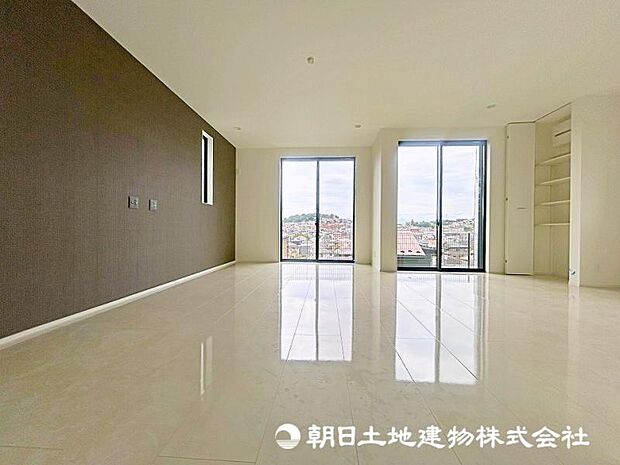 ＬＤＫのメインとなる大きな窓。大きめの開口部から暖かい日差しが長い時間射し込みます。