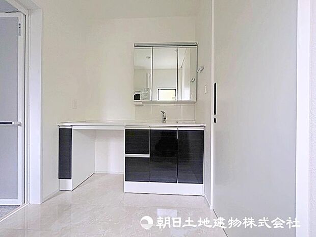 洗面化粧台の鏡は、メイクや髭剃りに便利な三面鏡タイプ。開いて合わせ鏡としても使用できます。
