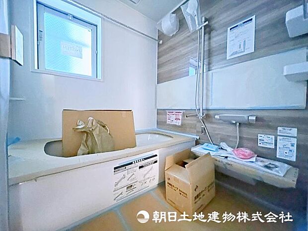 窓付きのバスルームは、採光もあり明るく気持ちの良い空間です。窓があることで、換気環境も良好。