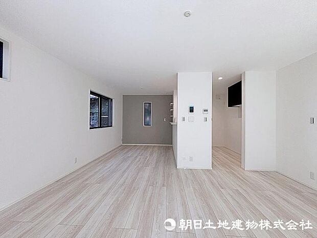 形の綺麗なリビングはお好きな家具を配置しても、まだまだ余裕がありそうです！