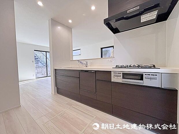 リビングで遊ぶお子様を見守りながらお料理が出来る対面式システムキッチン！