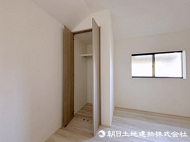 奥行きのあるクローゼットには大きな荷物を収納することができます！