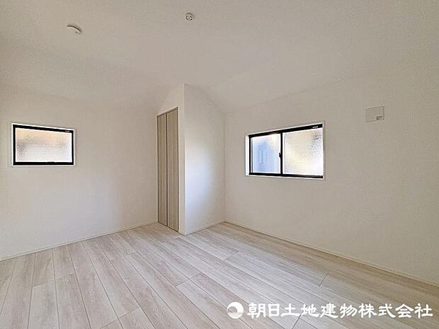 光が取り込みやすい2面採光の居室。日当たり良好です！