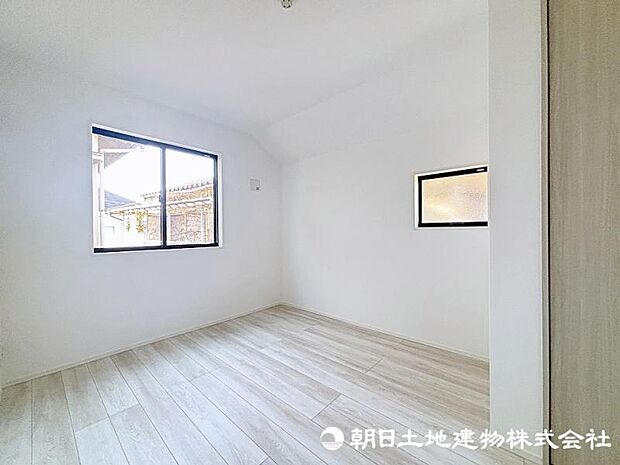 初めてのお子様にとっての「自分の部屋」。学習デスクやベッドの配置もラクラクです！