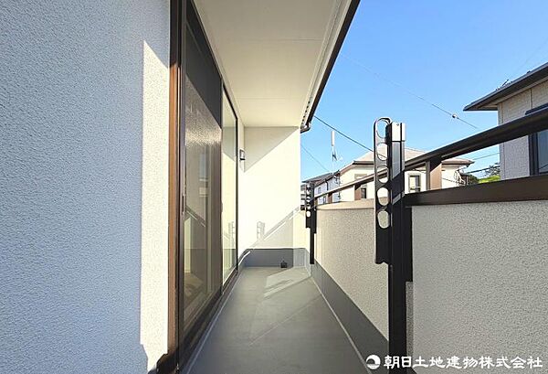 リビングに面した2階バルコニー！気軽に外の空気を感じられます！