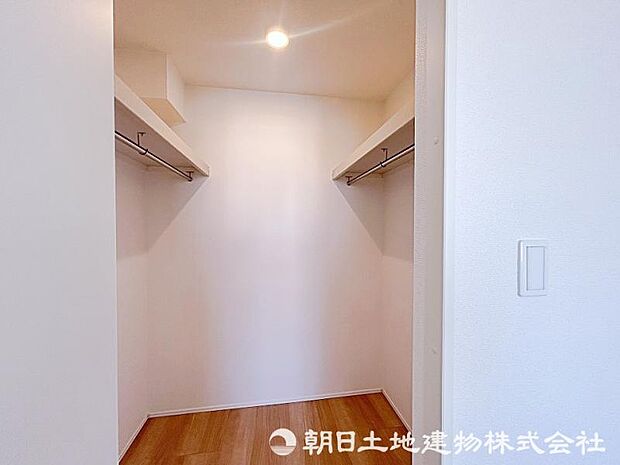 奥行きのあるウォークインクローゼットには大きな荷物を収納することができます！