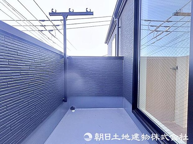 奥行きが充分にあるので、洗濯物を干すこと以外にも活用できます！