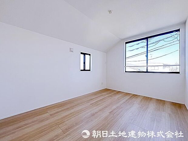 光が取り込みやすい2面採光の居室。日当たり良好です！ 