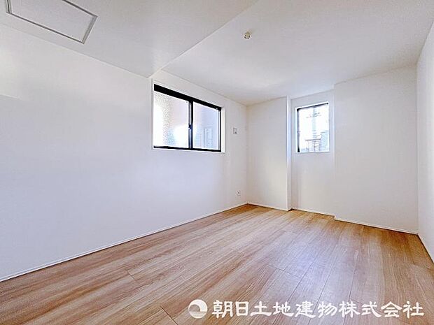 大きなベッドを設置してもまだまだゆとりがある洋室です！